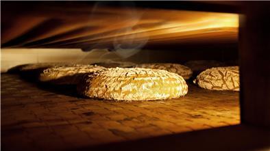 Ein Brot in einem Backofen.