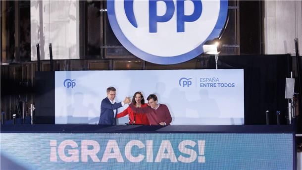 Die großen Gewinner: der PP-Vorsitzende Alberto Núñez Feijóo (l-r), Regionalpräsidentin Isabel Díaz Ayuso und Madrids Bürgermeister José Luis Martínez-Almeida.
