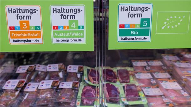 Handelsketten nehmen Abschied vom Billigfleisch Die großen Handelsketten wollen bis 2030 auf höhere Haltungsformen umsteigen. (Archivbild)