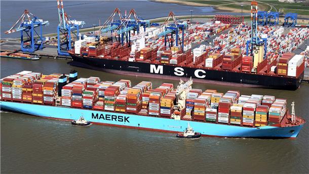 Die großen MSC-Schiffe wie die „MSC Isabella“ fahren künftig nur noch bis ins Mittelmeer. Das Foto entstand im April beim Erstanlauf des Schiffes in Bremerhaven zusammen mit der „Mayview Maersk“ .