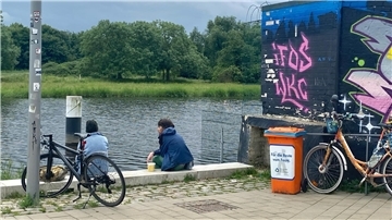 Die großen orangefarbenen Mülltonnen sind zurück - aber nicht überall dort, wo der Müll herumfliegt. An der Bremerhavener Geestepromenade am stark frequentierten Kistner-Gelände stehen inzwischen wieder zwei, entlang der 200 Meter Kaje bislang keine weiteren mehr.
