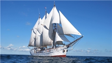 „Großherzogin Elisabeth“ unter vollen Segeln auf dem Meer 