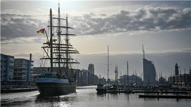 Die Großveranstaltung Lütte Sail wird wegen der Pandemie in fünf kleinere, umzäunte „Erlebnisinseln“ rund um den Alten und Neuen Hafen aufgeteilt.