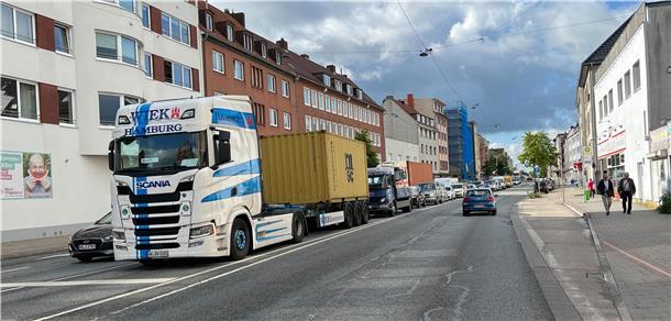 Freie Fahrt in Richtung Deichbrand: Sperrung der A27 ist aufgehoben Die Grün-Phase an der Ampel Ecke Grashoffstraße ist äußerst kurz, kann den Umleitungsverkehr nicht bewältigen.