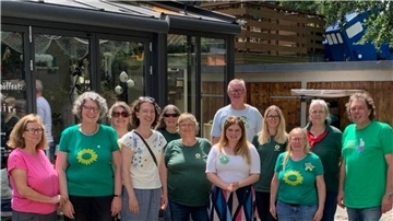 Das Foto zeigt eine Gruppe von Männern und Frauen.