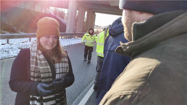 Bauernproteste: Heute Morgen wird der Hafen in Bremerhaven blockiert Die Grünen-Bundestagsabgeordnete Christina-Johanne Schröder bei der Bauern-Demo auf der B212.
