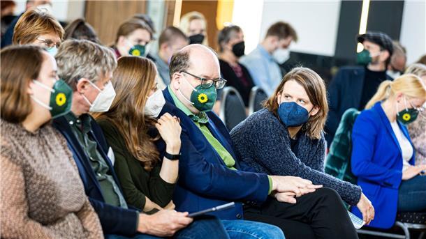SPD und Grüne stimmen für Koalition in Niedersachsen Die Grünen-Bundesvorsitzende Ricarda Lang (l) mit den Spitzen der Landespartei in Hannover.