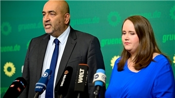 Die Grünen-Parteivorsitzende Ricarda Lang (l) und Omid Nouripour sprechen bei einem Statement in der Bundesgeschäftsstelle Bündnis 90/Die Grünen.