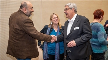 Die Grünen-Politiker Maike Schaefer (Mitte) und Omid Nouripour (links) liegen beim Thema Schwerlasthafen auf die Linie von Oberbürgermeister Melf Grantz (SPD).  