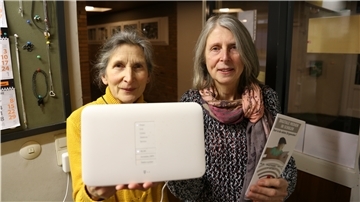 Die Grünen-Ratsfrauen Bärbel Kujus und Cornelia Widmer sehen den Einsatz von WLAN-Routern kritisch. Sie setzen aufs kabelgebundene Netz.