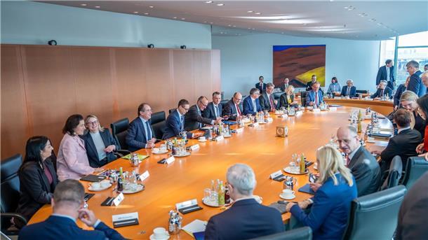 Bundesregierung stärkt Rechte leiblicher Väter Die Grundrechte aller Beteiligten würden bei der neuen Regelung angemessen berücksichtigt werden, heißt es aus dem Justizministerium.