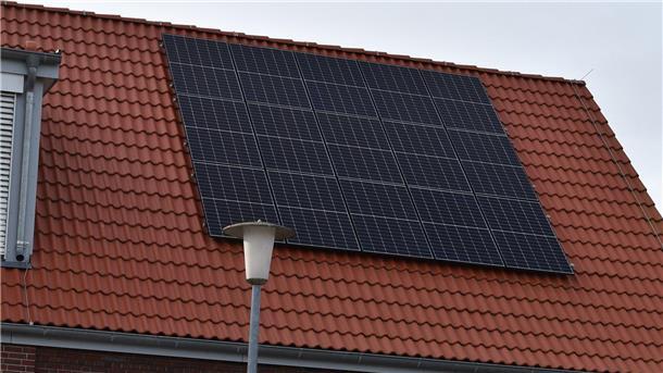 Butjadingens Gemeinde-Dächer sollen effizient Energie gewinnen Die Grundschule Butjadingen in Burhave ist bereits umfassend saniert und auch mit PV-Anlagen auf den Dächern ausgestattet worden.