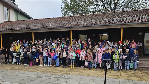 Bild von Kindern der Grundschule St. Willehad beim Müllsammeln