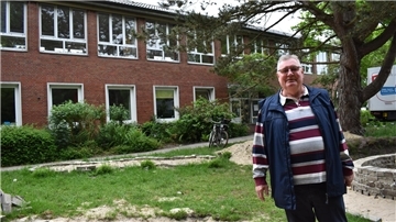 Die Grundschule Wehdel will Ganztagsschule werden. Ortsbürgermeister Horst Schütte (Freie Bürger) ist aber dagegen, dass die Pausenhalle in eine Mensa umgewandelt wird.