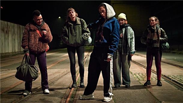„Stralsund“-Krimi: Wer tätowiert den Opfern ihr Sterbedatum? Die Gruppe vom „Female Fight Club“ macht sich auf den gemeinsamen Heimweg.