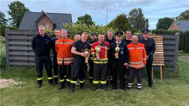 Feuerwehrfoto. Männer nach einem Wettkampf.