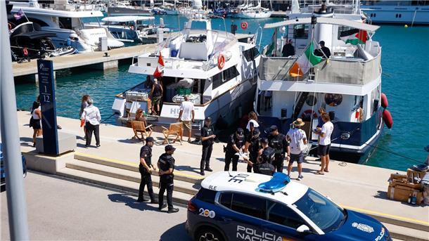 Die gut 20 Boote mit rund 300 propalästinensischen Aktivisten an Bord nahmen die Fahrt inzwischen wieder auf.