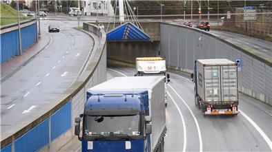 Lkw fahren in den Tunnel
