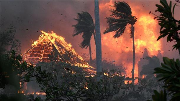 Mindestens 53 Tote bei Feuer auf Hawaii-Insel Die Halle der historischen Waiola Church in Lahaina und die nahe gelegene Lahaina Hongwanji Mission stehen in Flammen.