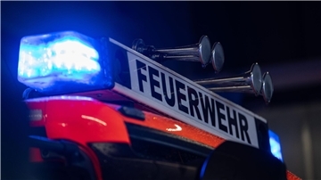 Die Halle wurde so stark beschädigt, dass sie abgerissen werden muss. (Symbolbild)