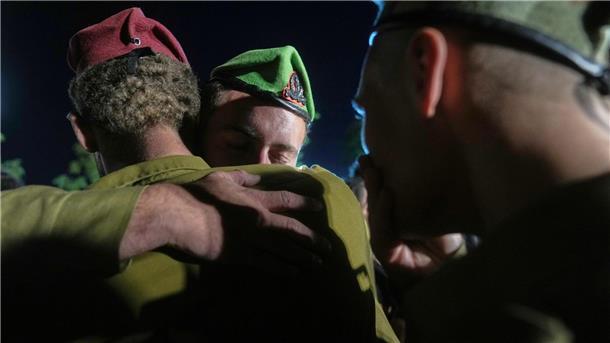 Trump pocht auf Einhaltung der Gaza-Waffenruhe Die Hamas hat die Überreste einer weiteren getöteten Geisel übergeben.