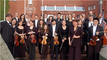 Die Hamburger Camerata vor dem Rathaus Zeven.