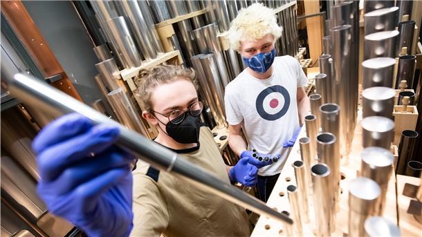 Elbphilharmonie putzt ihre 4765 Orgelpfeifen Hendrik Dünnebacke, Auszubildender im Orgelbau, setzt einzelne Flöten nach der Reinigung in die Orgel in der Elbphilharmonie.