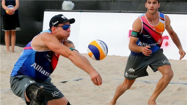 Die Hamburger Nils Ehlers (l) und Clemens Wickler werden in Wien beim letzten Elite-Turnier vor den Olympischen Spielen in Paris Vierte.
