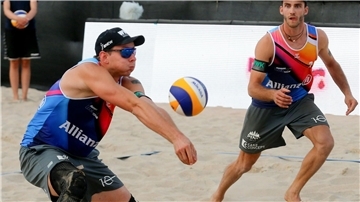 Die Hamburger Nils Ehlers (l) und Clemens Wickler werden in Wien beim letzten Elite-Turnier vor den Olympischen Spielen in Paris Vierte.