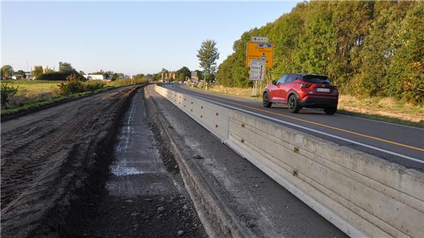 In Nordenham entstehen 1,4 Kilometer neuer Radweg Die Hammer-Kreuzung ist deutlich vergrößert worden. Zurzeit wird ein neuer Radweg an der B 212 zwischen Hammer-Kreuzung und Burgstraße gebaut. Eines der nächsten Bauvorhaben auf der B 212 werden dann Umbauten an der Kreuzung Oldenburger Straße/Bundesstraße 212/Ellwürder Straße sein.