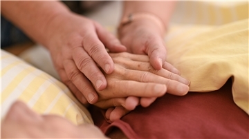 Die Hand eines sterbenden Menschen halten, einfach nur da sein: Für die Mitarbeiter des Ambulanten Hospizdienstes macht die Pandemie derzeit vieles unmöglich.