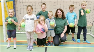 Die Handball-Minis des TuS Tarmstedt mit ihrer Trainerin Ellen Resech, die als Sportlerin des Jahres geehrt wurde.