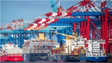 Die Handelskammer Bremen - IHK für Bremen und Bremerhaven fordert, dass der Bund sich stärker bei Investitionen für die Häfen im Land Bremen engagiert.