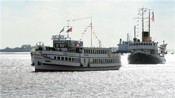 Die schönsten Bilder von der herrlichen Schiffs-Parade Die "Hansa" und der Dampfeisbrecher "Wal".