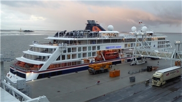 Ein Schiff liegt an der Kaje