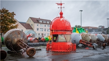 Die Haube des geretteten Turms der Nordmole lagert beim Wasserstraßen- und Schifffahrtsamt in Bremerhaven.