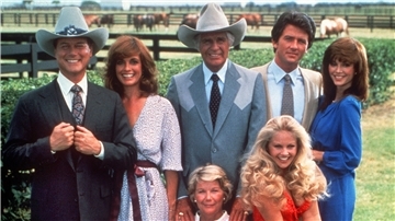 Die Hauptdarsteller der US-Fernsehserie "Dallas" (von links hinten) Larry Hagmann als J. R. Ewing, Linda Gray als dessen Frau Sue-Ellen, Jim Davis als Vater Jock Ewing, Patrick Duffy als J.R.s Bruder Bobby Ewing und Victoria Principal als dessen Frau Pamela Ewing. Vorne im Stuhl sitzend Barbara Bel Geddes als Miss Ellie Ewing und daneben Charlene Tilton als Enkelin Lucy.