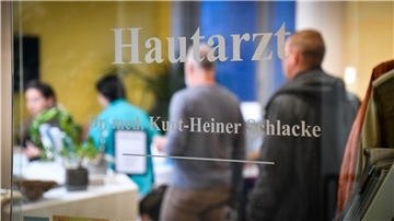 Die Hautarzt-Praxen sind überlaufen. In der Praxis von Dr. med. Kurt-Heiner Schlacke stehen die Patienten Schlange.