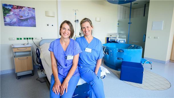 Kreißsaal zum Wohlfühlen: zwei Hebammen bei der Geburt Die Hebammen Antje Kuhrau (l) und Franziska Pfeil sitzen in einem Kreißsaal des Klinikums Lüneburg. Seit diesem Monat können Frauen in Begleitung von zwei Hebammen entbinden.