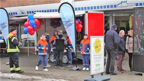 Sonnenschein und Schneegestöber begleiten Gewerbeschau in Heeslingen Die Heeslinger Jugendfeuerwehr lud auf dem Gelände von Zweirad-Fricke zum Ratespiel