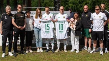 Die Heeslinger Urgesteine Oliver Gerken (Nummer 15) und Kevin Rehling (Nummer 10) wurden gemeinsam mit ihren Partnerinnen zu Saisonende von den Offiziellen des Heeslinger SC verabschiedet.
