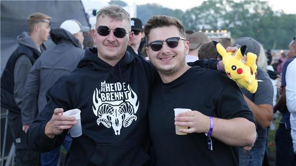 "Die Heide brennt" 2024 in Donnern: Party, Pyro-Technik und Tausende feierwütige...