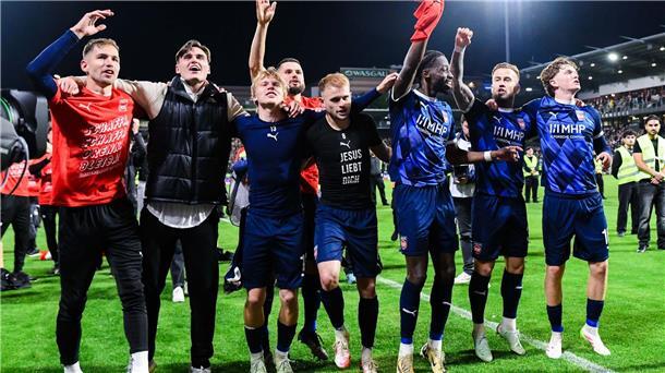 Mit Bundesliga-Toren den Nationaltrainer überzeugen Die Heidenheimer jubeln: Sie dürfen weiter in der Bundesliga spielen.