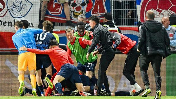 Die Heidenheimer Spieler feiern ausgelassen.