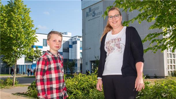 Schulleiterin Meike Ehler und Schüler Mattis von der Heinrich-Heine-Schule