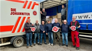 Von Möbeln bis Spielzeug: Nordenhamer Transport für das Baltikum Die Helfer beim Beladen der Fahrzeuge.