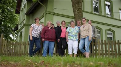 Gruppenfoto vor der "Grünen" Villa am Lunestedter Bahnhof