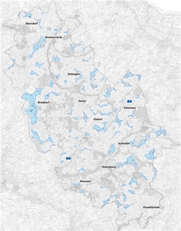 Die hellblauen Flächen stellen auf der Arbeitskarte der Kreisverwaltung die 76 potentiellen Windparkflächen dar.