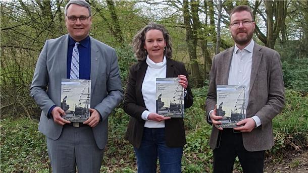 Die Herausgeber des neuen Bandes: Landrat und Kuratoriumsvorsitzender Marco Prietz, Museumsleiterin Ellen Horstrup und Vorstandsvorsitzender Dr. Stefan Hesse.