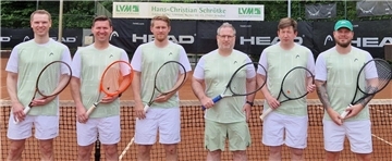 Die Herren30 des Bremervörder Tennisvereins Grün-Weiß spielen nach drei Aufstiegen in Folge dieses Jahr auf Verbandsebene. Das Foto aus der Aufstiegssaison zeigt (von links) Torsten Junge, Tobias Wilkens, Daniel Tomforde, Sascha Lieschewski, Stephen Augustin und Raphael Müller.